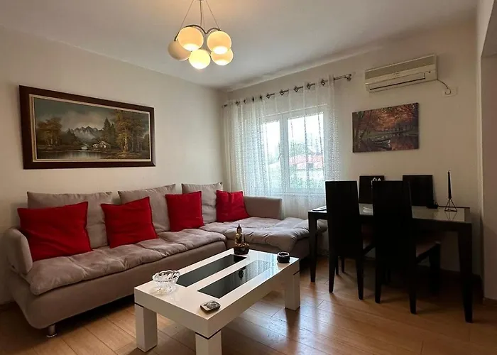 Blloku Family * ティラナ